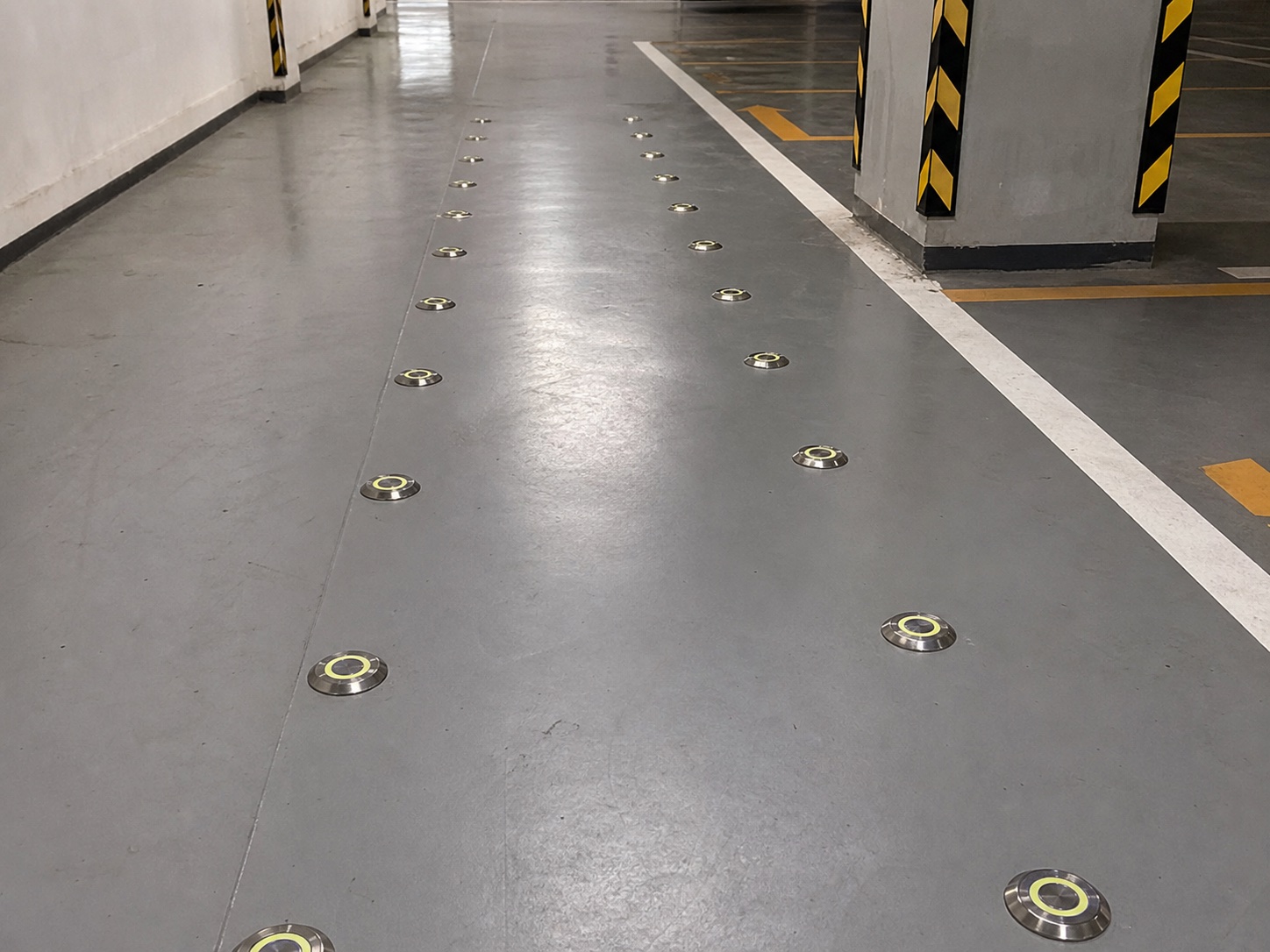 地下车库通道安装反光盲道钉效果